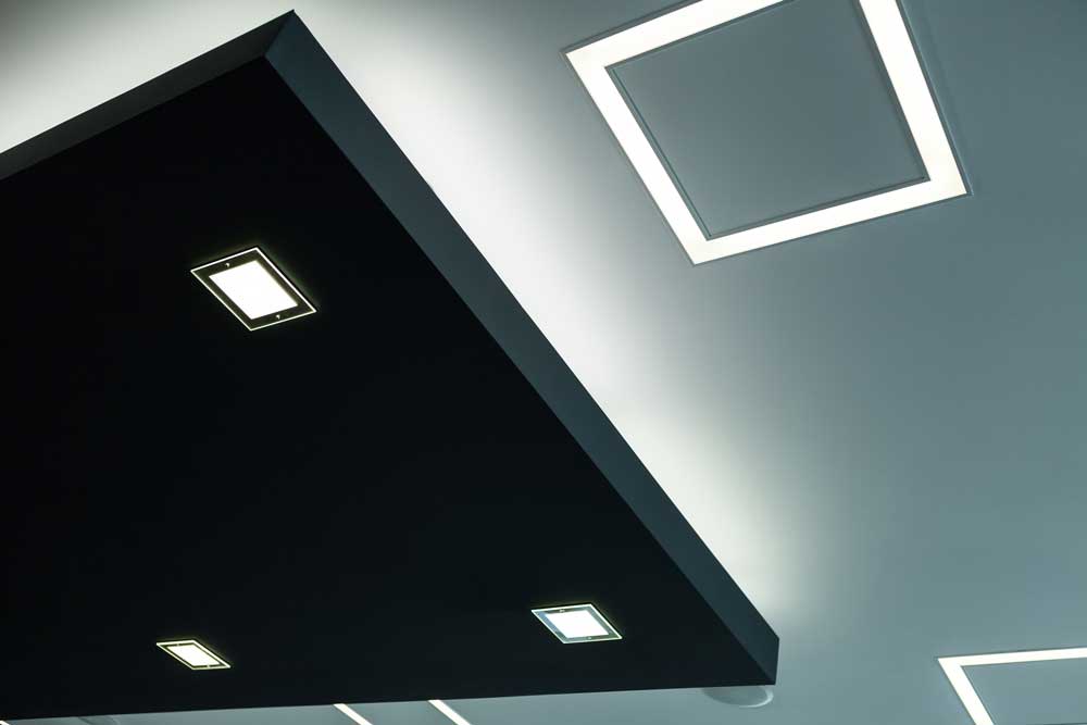 Två fyrkantiga spotlight i ett tak.